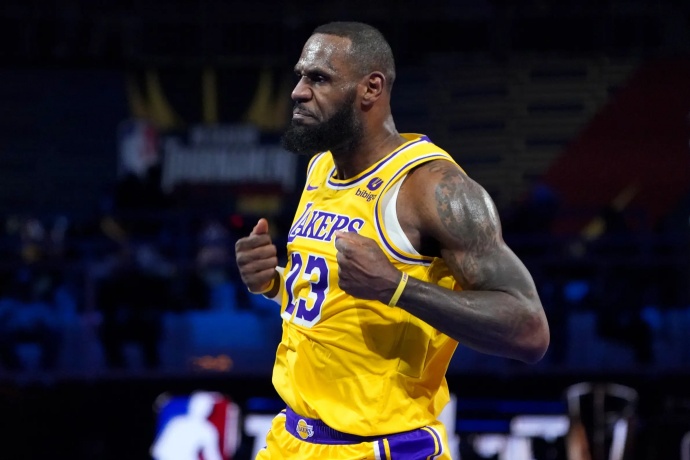  詹姆斯执行球员选项，开启第23个赛季